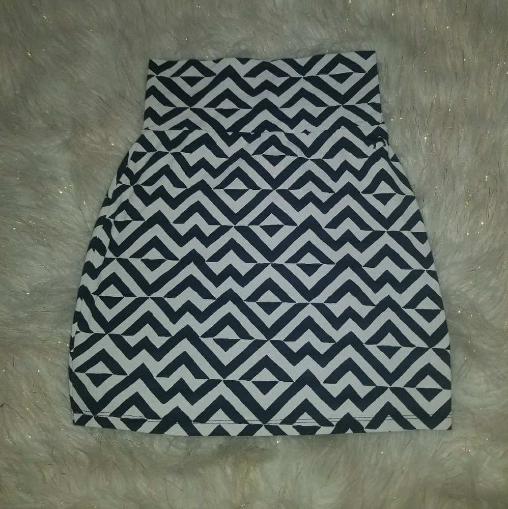 PINK Black and White Chevron Skirt Sz XS